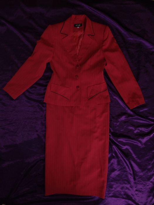 Costum de dama rosu cu fusta