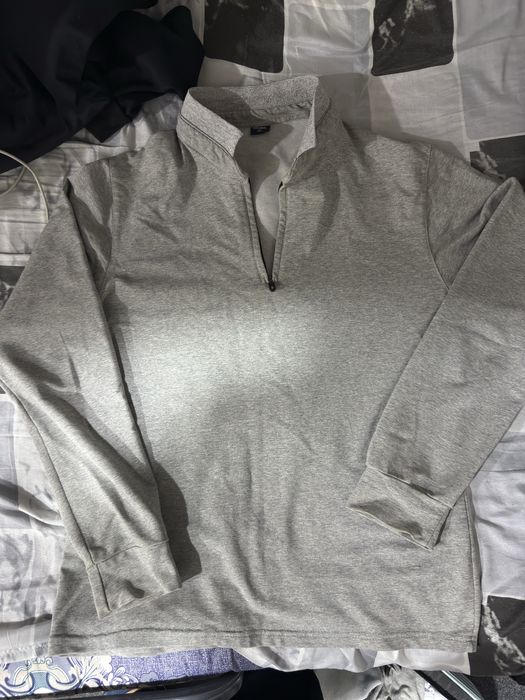 серый лонгслив размером М