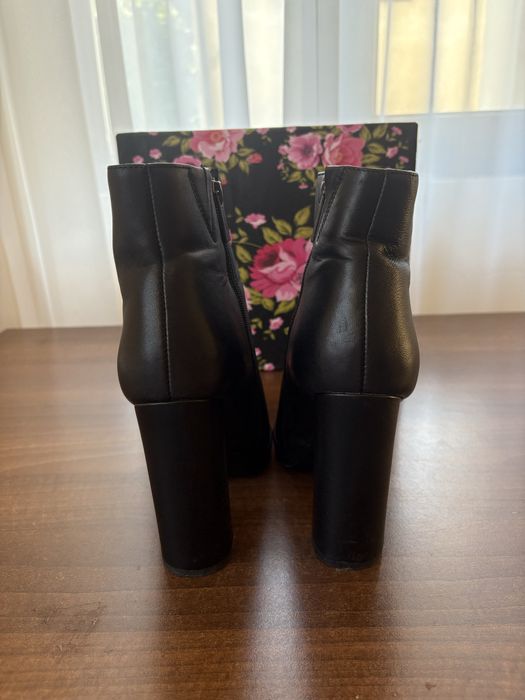 Vand ghete Flavia Passini (40) impecabile