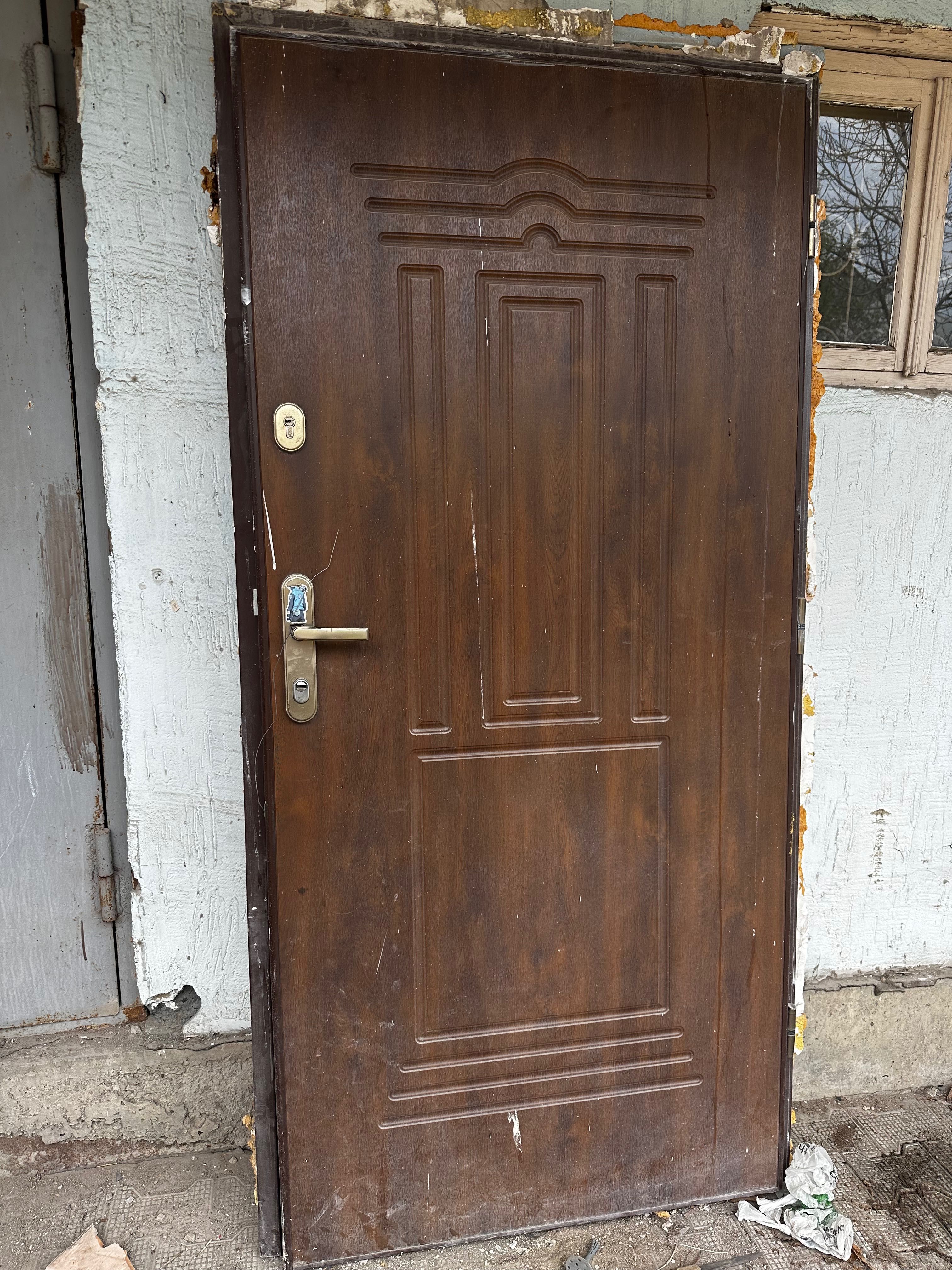 Дверь входная для частного дома