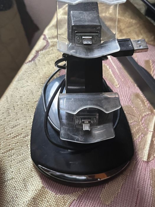 Vând ps4 slim ,am 3 jocuri ,stație de încărcare