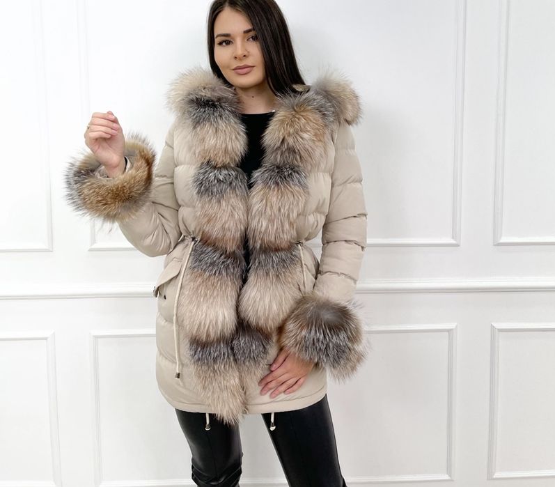 Geaca parka din blana naturala (geaca este impermeabila )