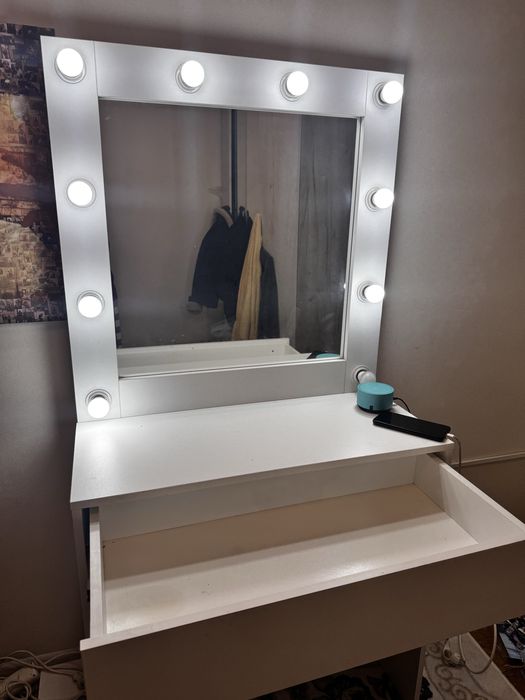 Туалетный столик с зеркалом и лампочками