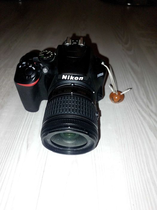 Vând Nikon D3500 + kit 18-55 mm + card 64GB + acumulator – ca nou