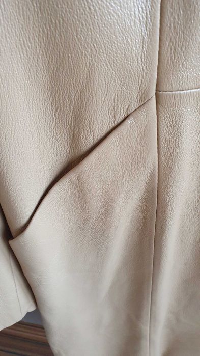 Vând haină noua din piele bej, midi, mărimea XXL