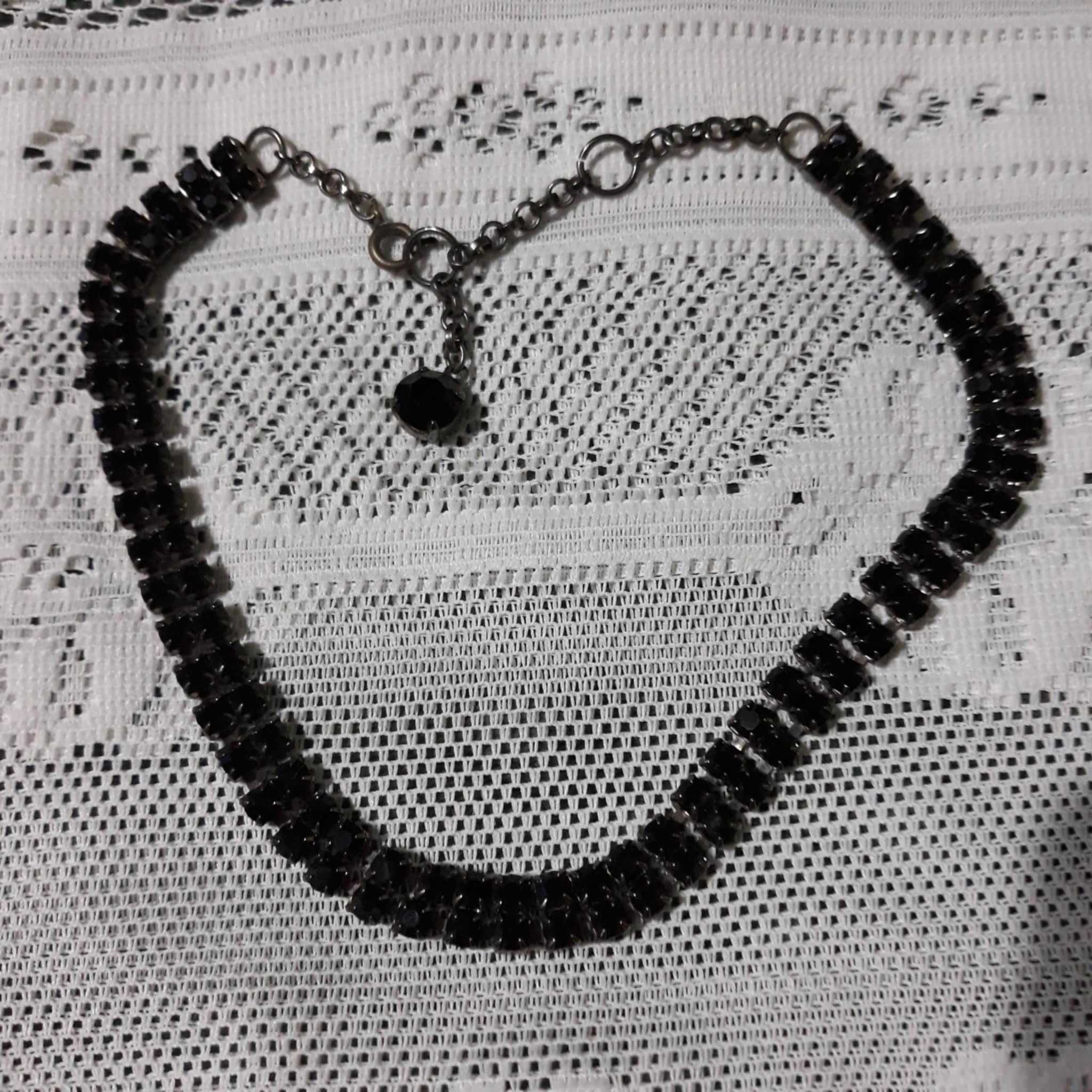 Късо черно Колие