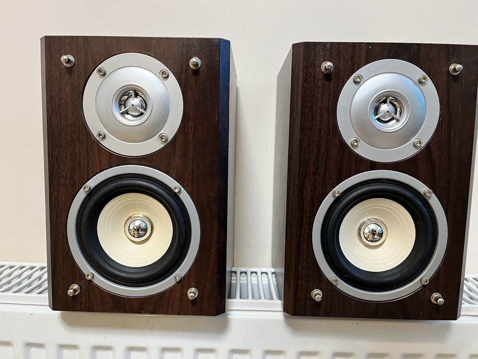 2 sateliti + centru  pentru sisteme home cinema