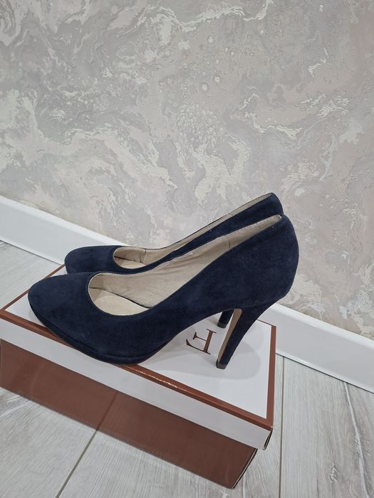 Продам замшевые туфли