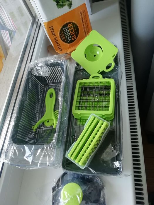 Отличная тёрка nicer dicer. С несколькими видами насадок. Новая.