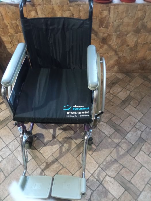 Vând scaun cu rotile