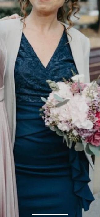 Тъмно синя рокля