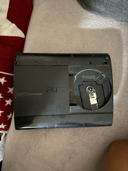 Vând Playstation 3 super slim in stare foarte buna