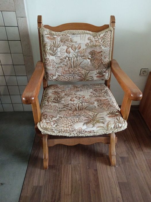 Стари масивни столове в отлично състояние 4 бр.