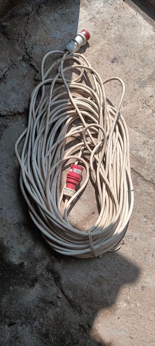Cablu trifazic aproximativ 50 m