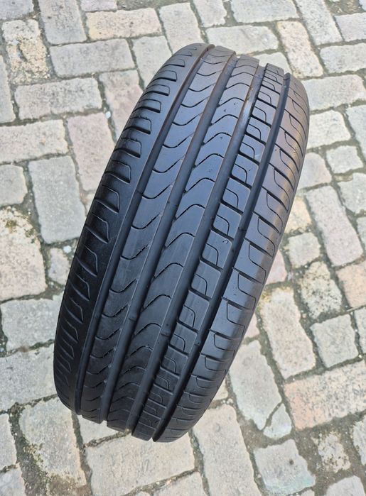 O bucată 205/60 R16 vară - una Pirelli