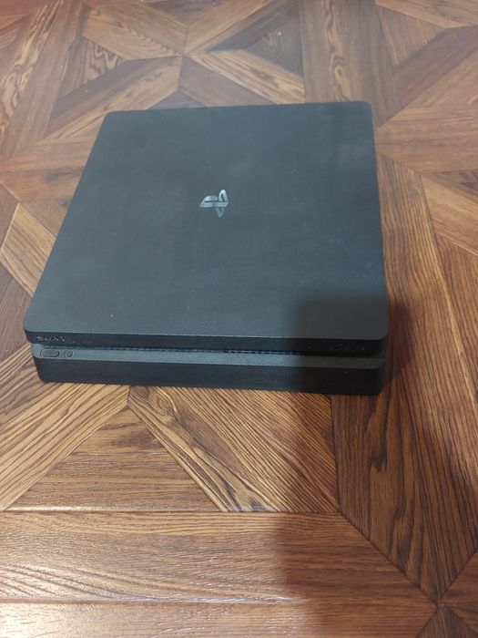 Ps4 slim с контролер и отделни игри.