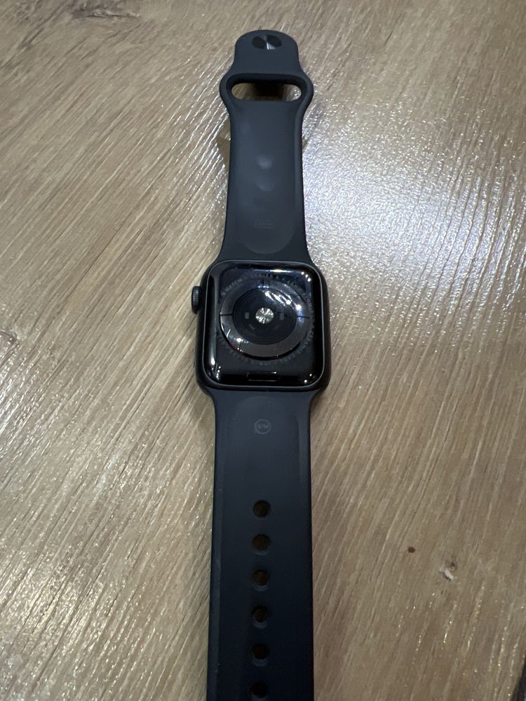Apple Watch 5 в хорошем состоянии
