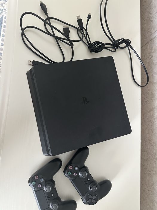 Продаеться PS4 срочно