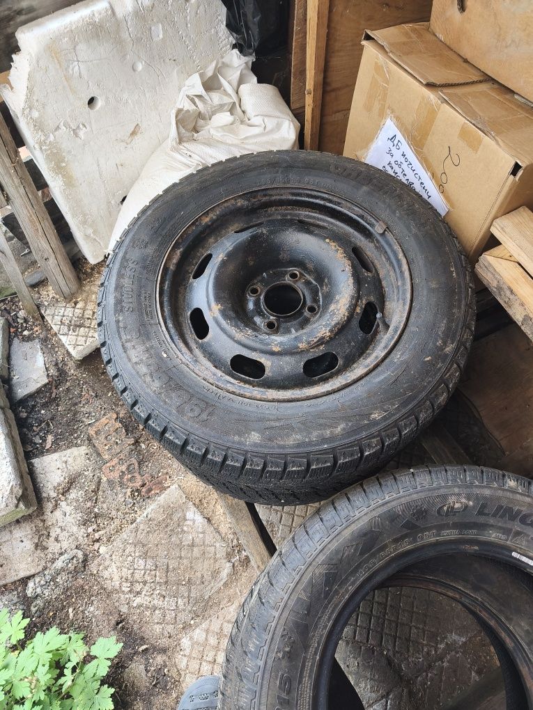Продавам зимни гуми 195/65R15 с две джанти