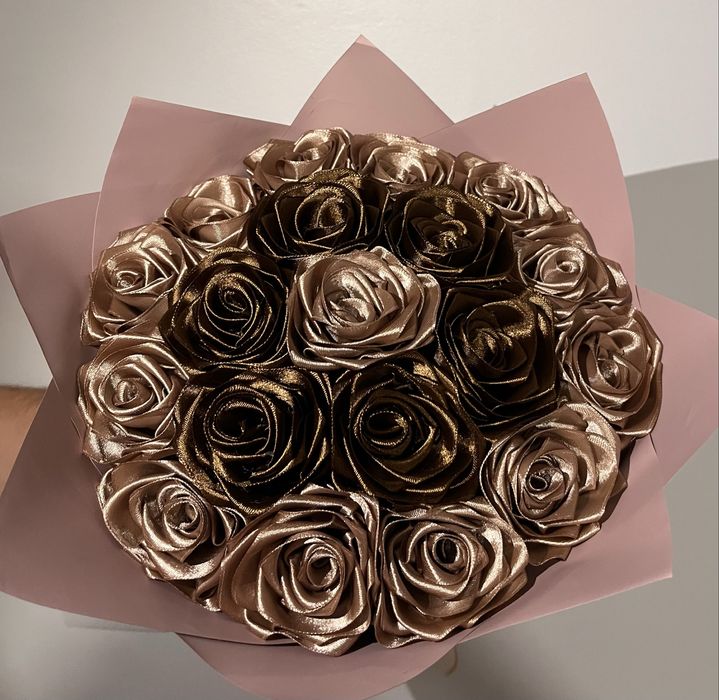 Buchete și aranjamente din flori de satin