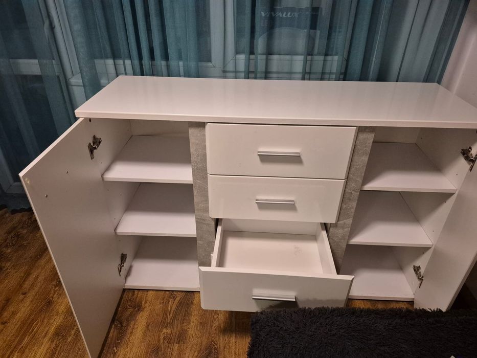 Продавам скрин бял