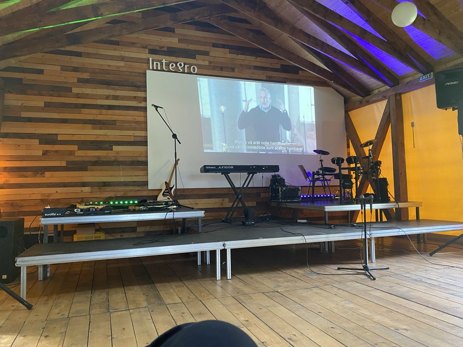 Scena de inchiriat pentru diverse evenimente