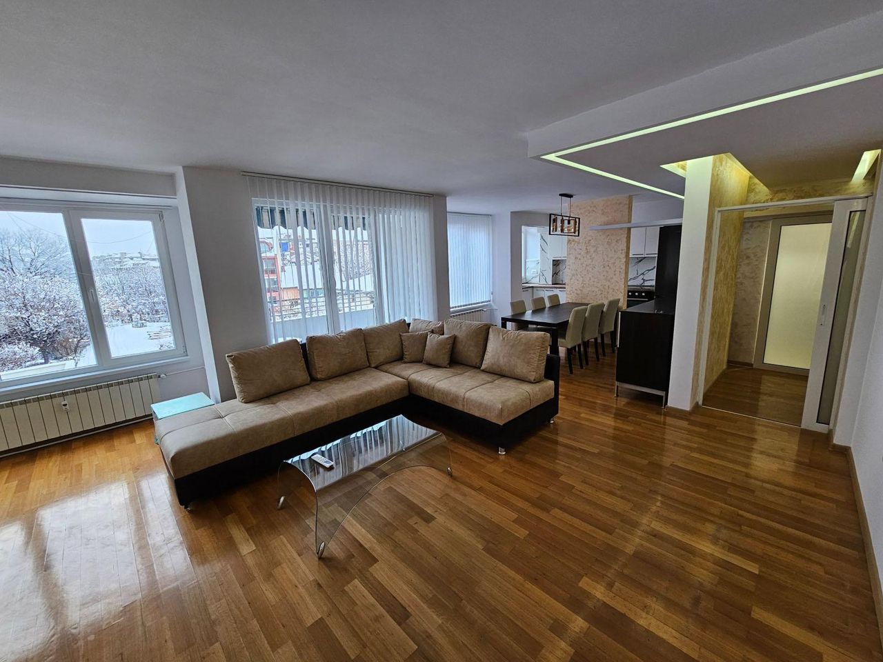 Дава се под наем Тристаен апартамент в Пловдив, Кършияка - 140 кв.м за 1000 € - Снимка #1