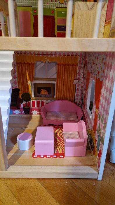 Casa de papusi din lemn cu mobilier din lemn si iluminat cu LED