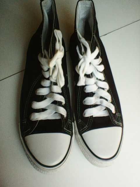 Продавам тъмносини кецове № 39.