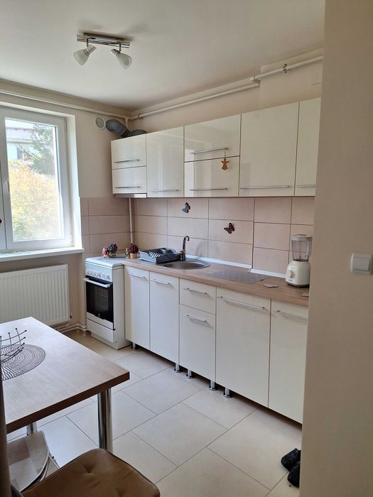 Ofer spre închiriere apartament 2 camere semidecomandat renovat recent
