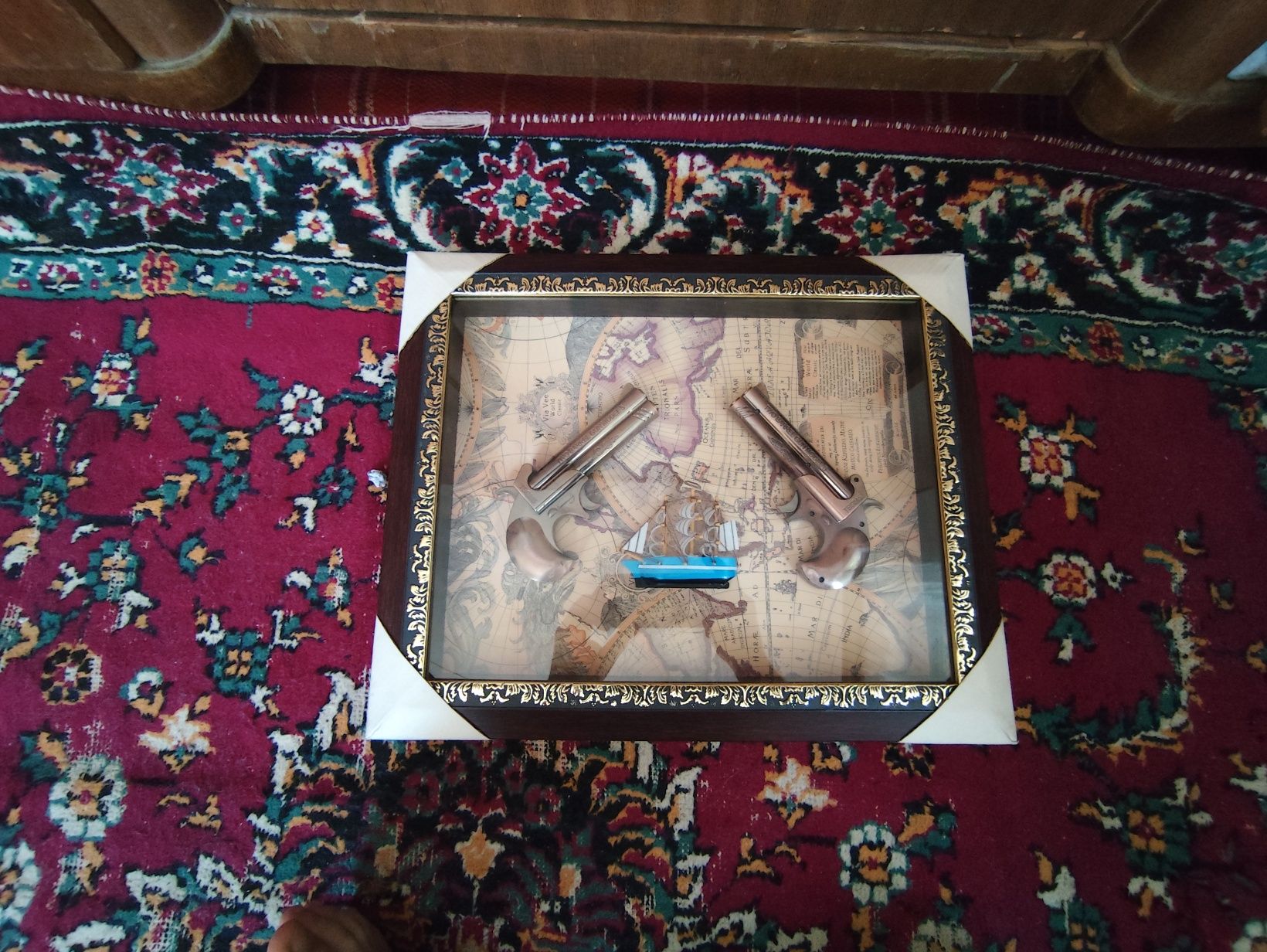 Tablou decorativ vintage cu pistoale și hartă maritimă