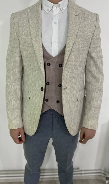 Vand costum barbati culoare sacou alb, marimea 46 (S) !