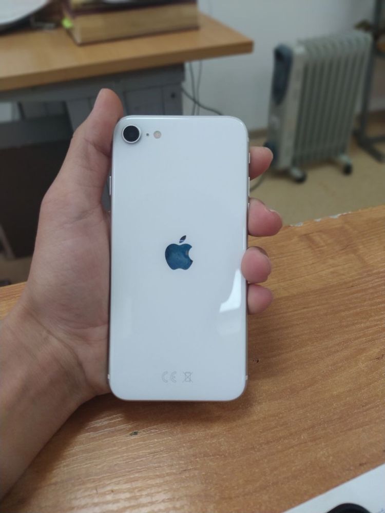 Продаеться Iphone se 2020