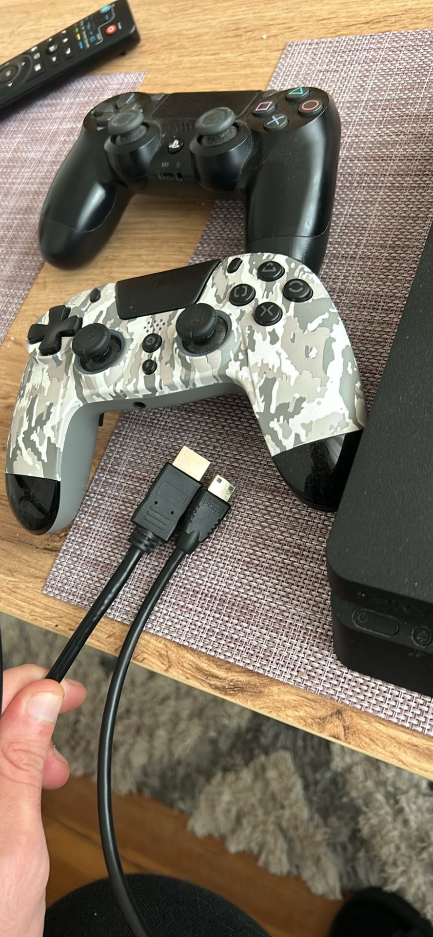 PlayStation 4 slim два джойстика и игра