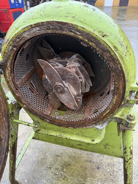 Moara pentru porumb si cereale