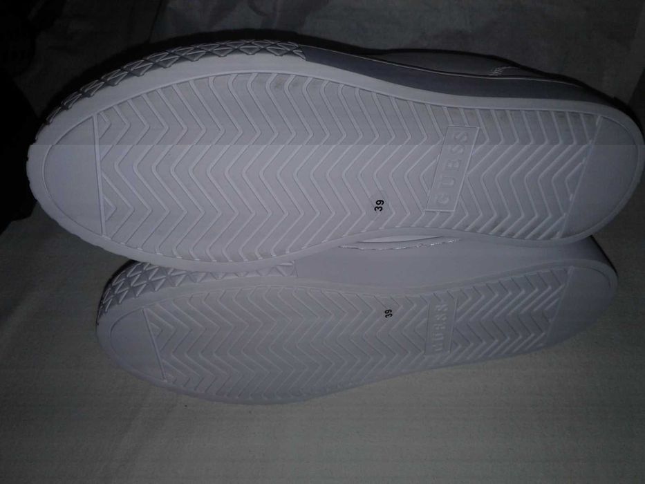 Adidasi din piele albi, marca Guess marime 39, noi, nefolositi
