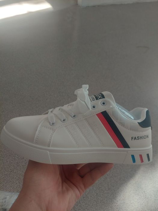 Новые кроссовки за 2500