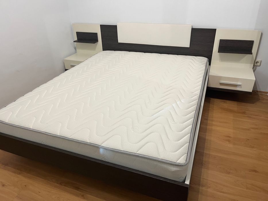 Запазена спалня с нощни шкафчета и гардероб + скрин