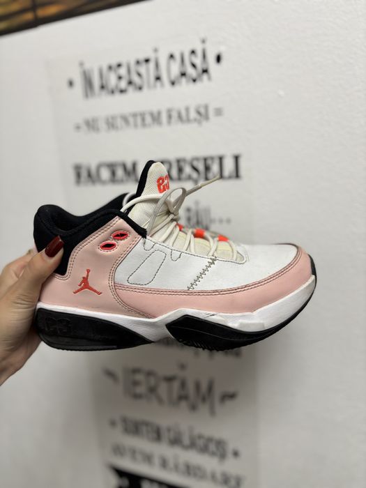 Adidasi Jordan Aura 3