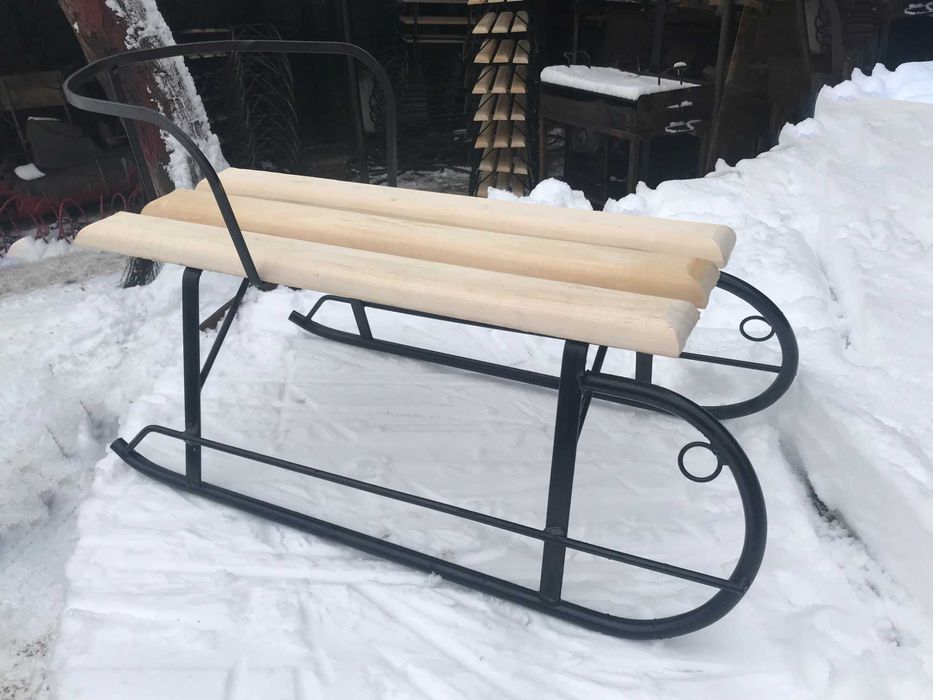 Sanie cu spătar din metal și lemn – ușoară și rezistentă