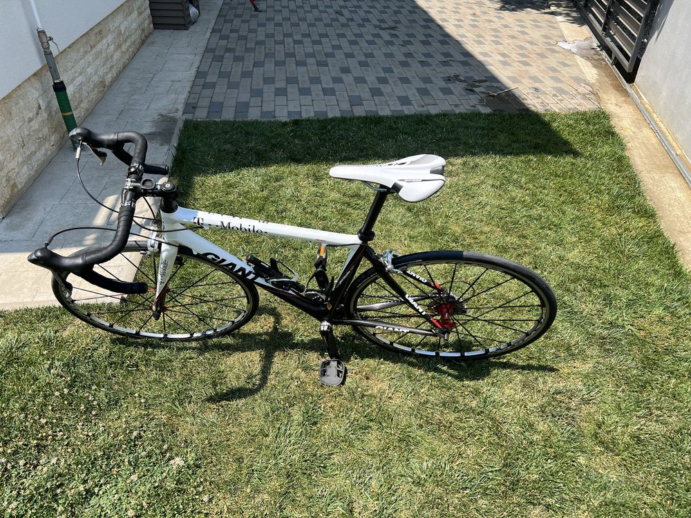 Vând Bicicletă Cursieră Giant Carbon – Ediție Limitată T-Mobile