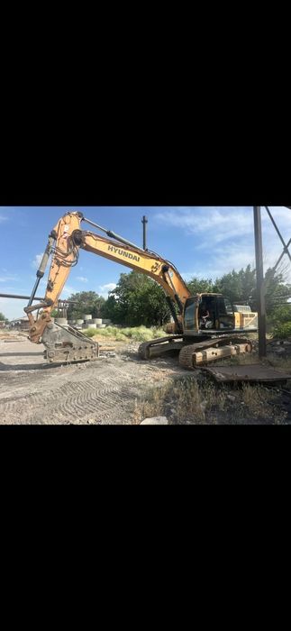 Гусеничный экскаватор