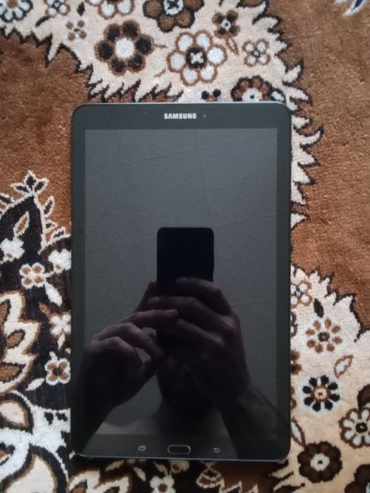 Продам планшет Самсунг таб е