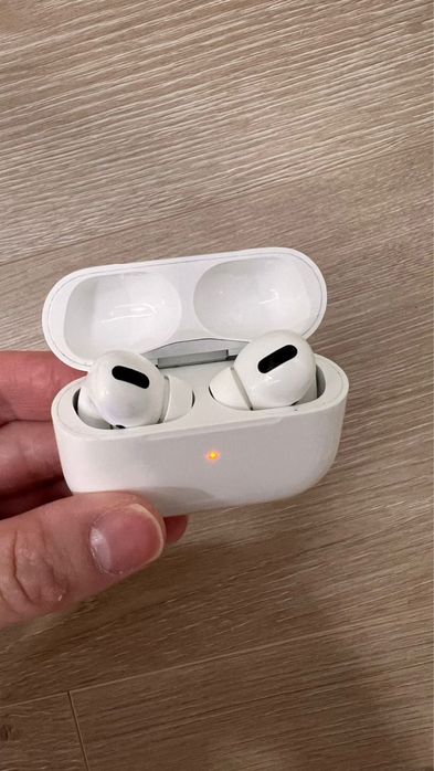 Продам airpods pro, кейс + наушники, оригинал