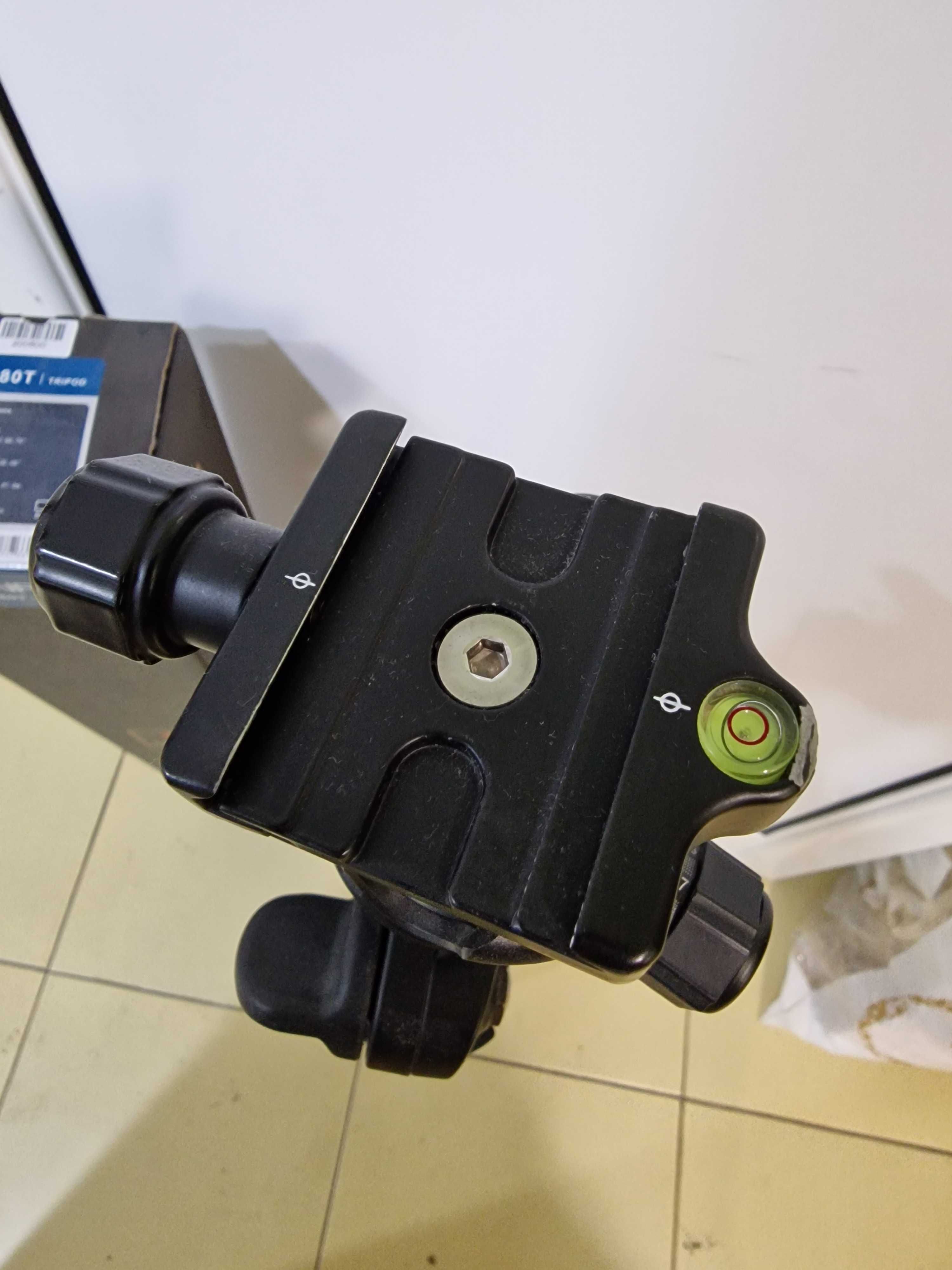 Фотоапарат Nikon D3200 с 2 обектива плюс статив Benro
