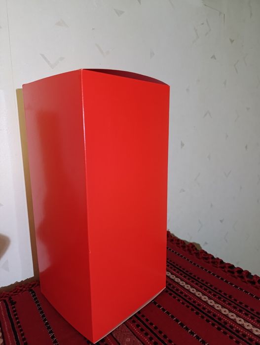 2 cutii rotunde  din carton, cu capac și una dreptunghiulara