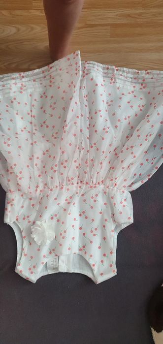 Rochite bebe fetite 9-12 . Prima este de la H&M .