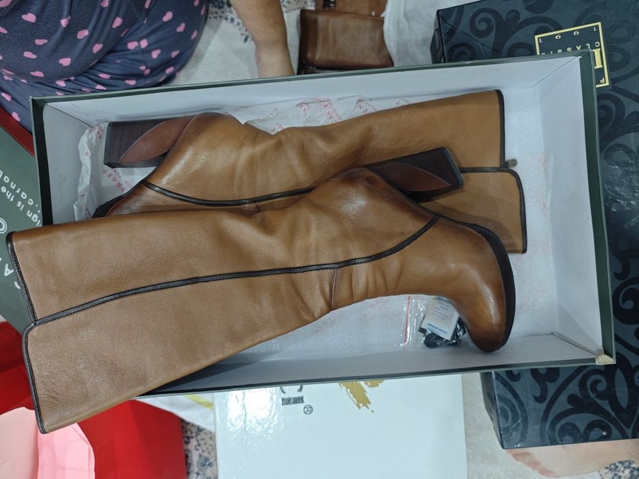 Продам женские осенние сапоги Chester