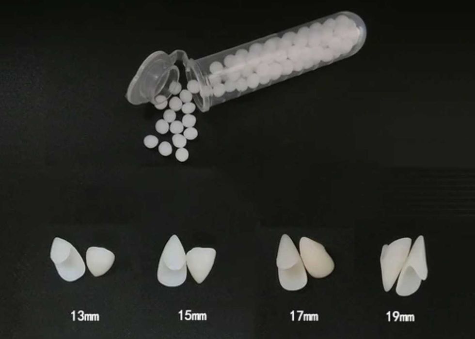 Зубы накладные, вампирские.