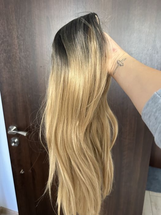 руса перука с тъмен корен